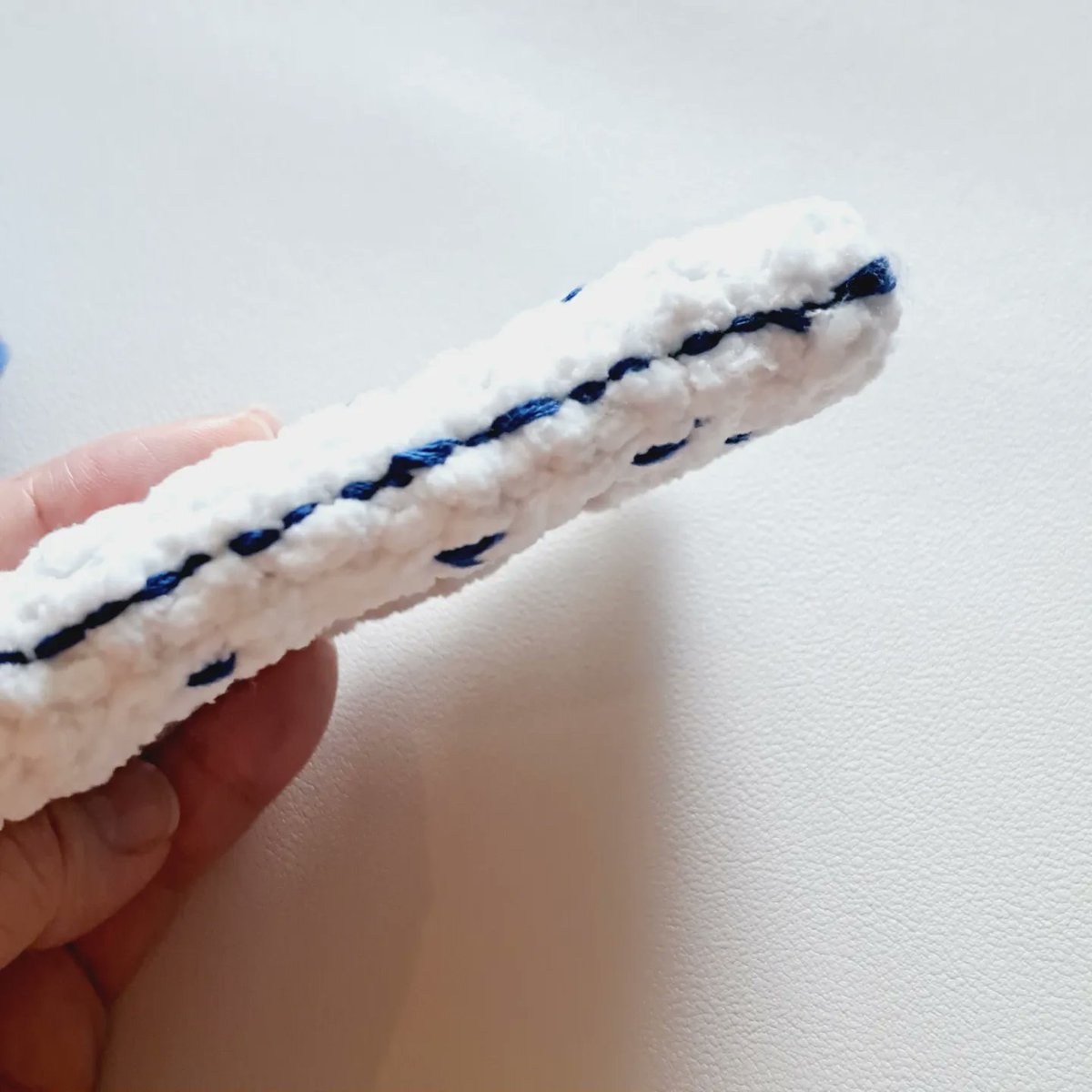 bead_purple's tweet photo. 最近好きな女の子グループをイメージして作ってみました。
青ハート💙
#推し活　#トレカケース #crochet #kpop https://t.co/StVjJjVb5o