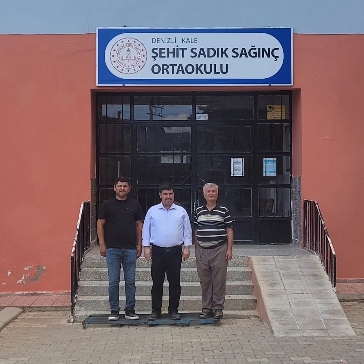 kalemem20's tweet photo. 2024-25 Eğitim Öğretim yılı hazırlık çalışmaları kapsamında Şehit Sadık Sağınç İlkokulu/Ortaokuluna ziyaret  ettik.Okul hazırlık  çalışmaları kapsamında  yapılmaya başlayan  çalışmalar için ekip arkadaşlarımıza teşekkür ederiz. 
#BİZIMEKİP
@ArgeDenizli 
@aliyesil09 
@sinemkacmaz https://t.co/UdQTXCH4bF