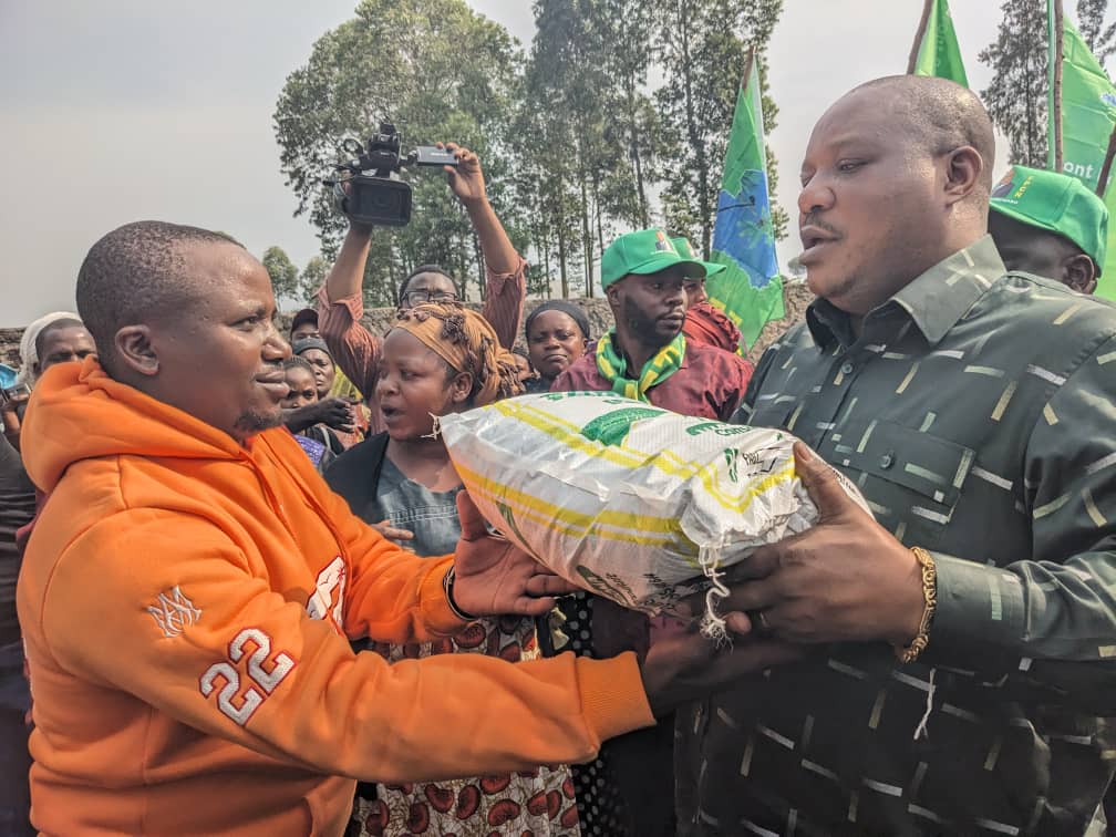 En réponse à la mobilisation et solidarité décrétées par le Président Félix TSHISEKEDI, le Front Pour un Congo Nouveau,  notre Parti,  a remis ce jour des vivres et non-vivres aux compatriotes déplacés de Rusayo, Territoire de Nyiragongo au Nord kivu.
<a href="/fatshi13/">Félix A. Tshisekedi</a> <a href="/SuminwaJudith/">Judith SUMINWA TULUKA</a>