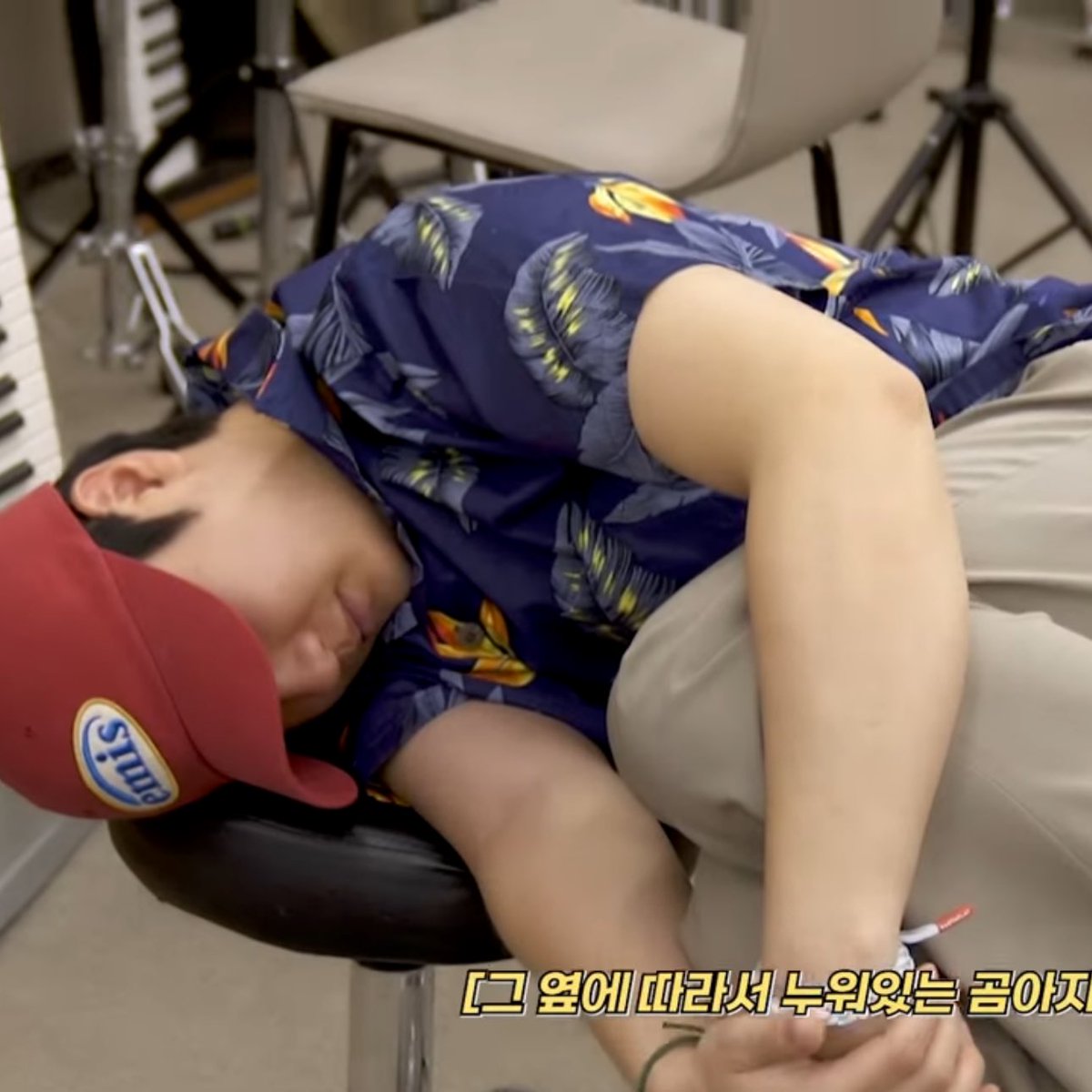 DAN_BAK_'s tweet photo. 으르렁                                          드르렁 https://t.co/Cmbsw0HMJQ