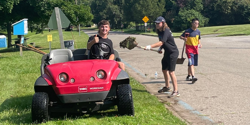 KetteringU's tweet photo. Nearly 200 Kettering students participated in Service Saturday, making an impact in the Flint community. From helping homeowners to beautifying public spaces, their efforts exemplify #KetteringBuilt. One community member praised them as the best volunteers they've ever had. https://t.co/WbbUAemuQx