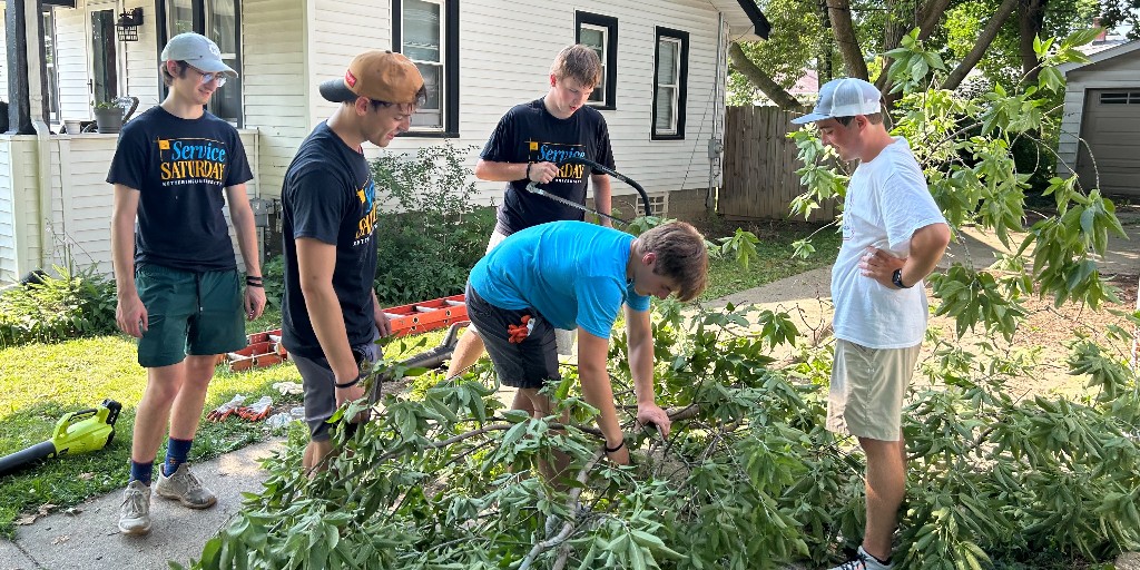 KetteringU's tweet photo. Nearly 200 Kettering students participated in Service Saturday, making an impact in the Flint community. From helping homeowners to beautifying public spaces, their efforts exemplify #KetteringBuilt. One community member praised them as the best volunteers they've ever had. https://t.co/WbbUAemuQx