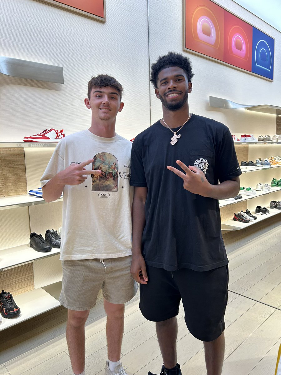 I ran into <a href="/ShedeurSanders/">Shedeur Sanders</a> yesterday. Thank you for taking the time to chat and take a photo #💲🏈 #GoBuffs