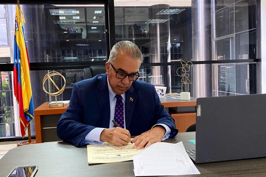 Luisemartinezh's tweet photo. ¡Feliz día!

Hoy asisto al Consejo Nacional de Universidades del cual soy Miembro principal en mi condición de Rector.

En minutos se iniciará.

#19Julio https://t.co/RLVvxxdoUi