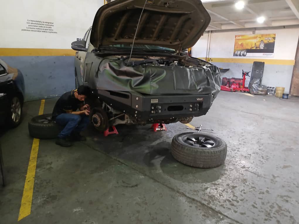 bladimirguerra8's tweet photo. #19Jul Elevamos el apresto operacional del parque automotor de la #FANB asígnada al @CEOFANBVE @CeofanbColop Direccion de Intendencia del #COLOP al efectuar reemplazo de pastillas de frenos y mantenimiento al sistema de frenos al vehículo hilux serial CEO-5520 https://t.co/5z1f2fbZnJ