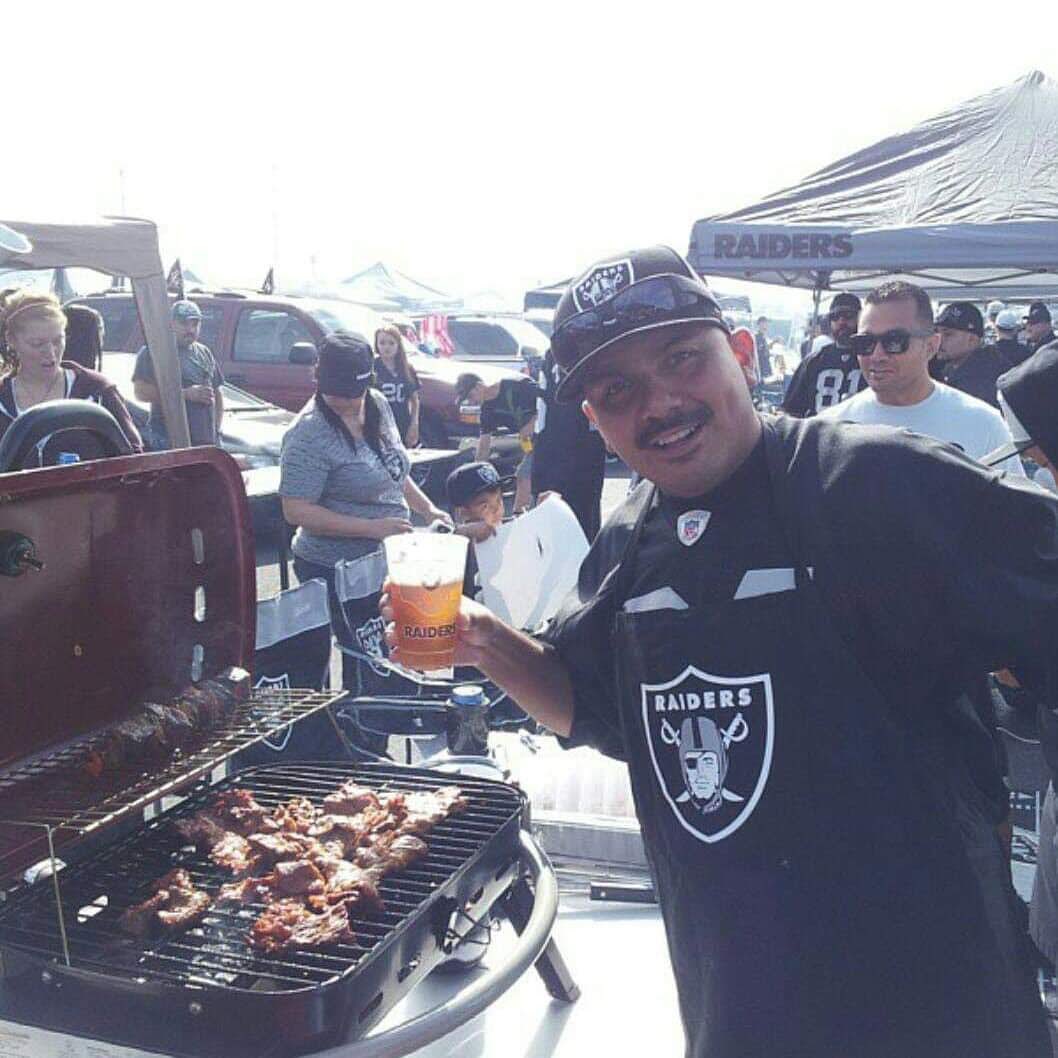Raiderdrem's tweet photo. Good times in Oakland!!! D Lot!!!! Blind Pig in my cup!!! #IPANation https://t.co/FXF1YdZlcQ