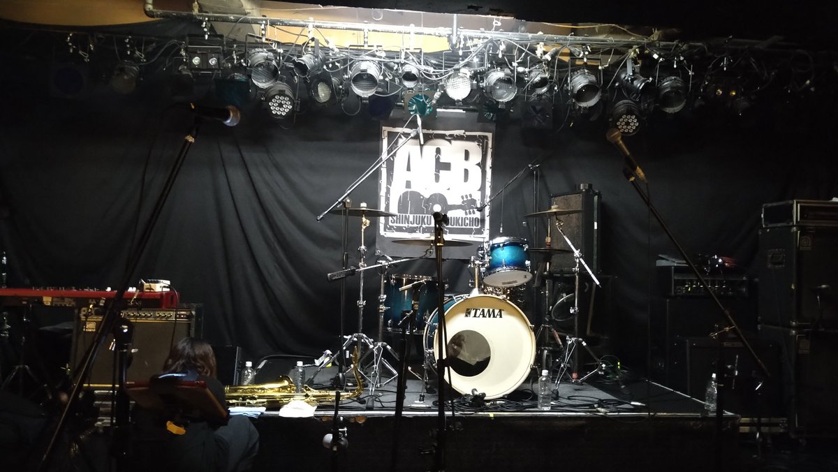 thkkho7f0SvPkfv's tweet image. 汗だくで帰宅して速攻風呂ってやっと一息
今日のLIVEも大変楽しゅうございました
行く前から膝痛かったけど飛んで跳ねて踊りまくってきました
と言うわけで脚痛いんだけど何故か謎に右腕も痛ダルい
何したんだろ🤔
#OutofControlArmy
#MYSONsPARTY