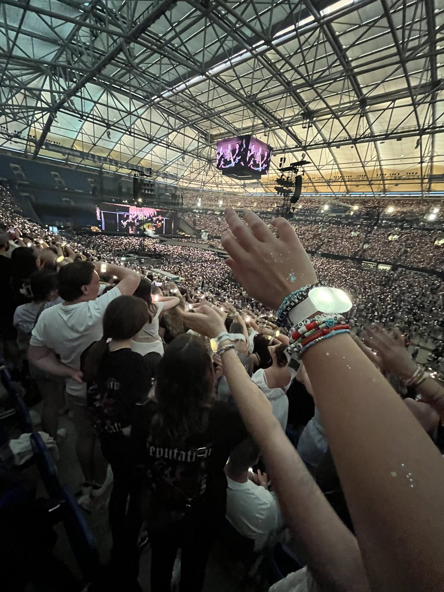 life’s good at #GelsenkirchenTSTheErasTour