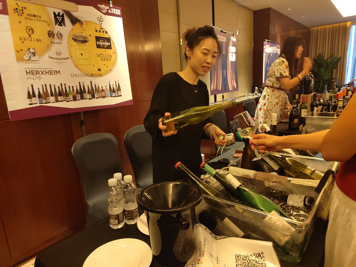 LUMaxime's tweet photo. Visited a wine salon in Beijing this afternoon.

下午参加一个在北京西边的酒展，我这朝阳群众“翻山越岭”过来，见了不少朋友，尝了不少不错的酒，还从博赛dandan那里得到一个酒圈国际瓜。

​酒展结束，出酒店，有点肚饥，为避免低血糖，于是就在附近几百米，吃了碗卤煮……

北京​西南城小吃还是多 https://t.co/GMFctriuzD