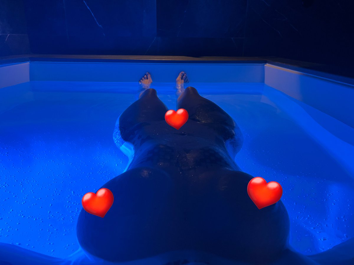 HeyDrunni's tweet photo. My view in a sensory tank :3 https://t.co/L81MDnSkow