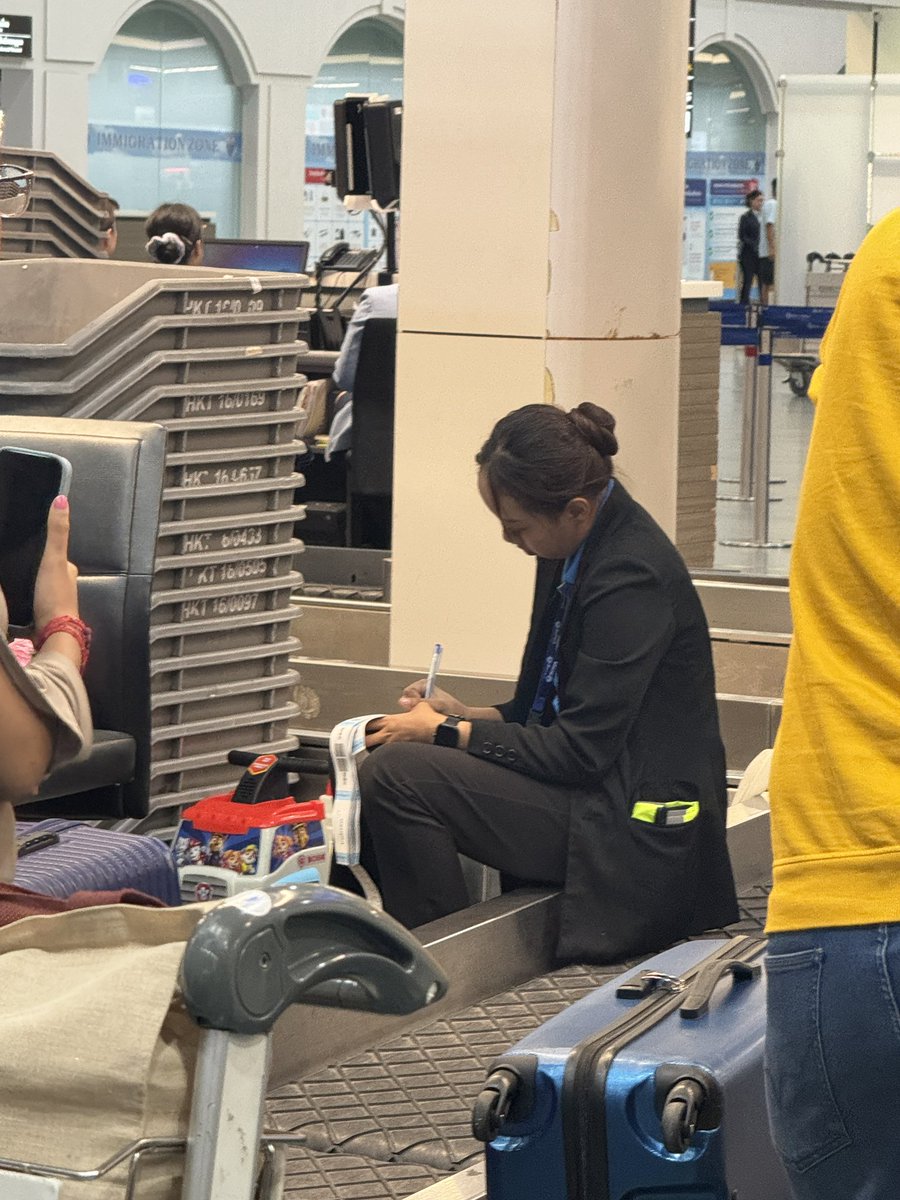 akhilkatkar's tweet photo. Indigo doing everything manually. From searching names in a printed list, to writing luggage tags and boarding passes by hand. #MicrosoftOutage #indigo #microsoft https://t.co/ORTvziz4Xk
