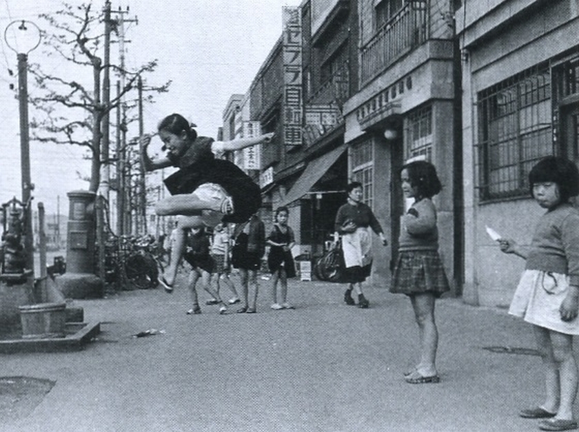 5Te6IA0NzW6JEYj's tweet photo. という事で戦後のワイルドな子供たちを再掲。
(1)昭和30年（1955年）、東京の新四ツ木橋。
(2)昭和27年（1952年）、都内の子供たち。
(3)昭和31年（1956年）、ゴム跳びする女の子たち。高いです。
(4)昭和30年（1955年）、公園で遊ぶ女の子たち。 https://t.co/qnajpTdcu5