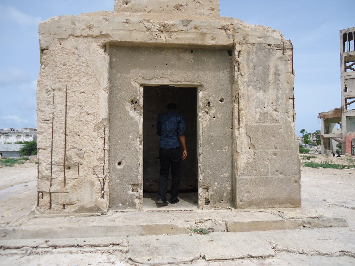 somalianalyst's tweet photo. Following the liberation of Mogadishu by Puntland's forces in December 2006, I visited the Tomb of the Unknown Soldier (Daljirka Daahsoon). 

The then Puntland president was elected president of Somalia and oversaw the reconstitution of the Republic. https://t.co/VnlcKs8cTq