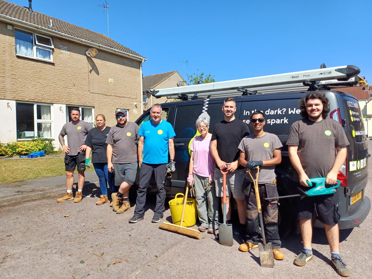 Curo_Group's tweet photo. Curo colleagues and contractors today carried out a clear-up at The Labbot Community Room, Keynsham. “We had one resident helping us and others came across to say thank you for clearing the area,” said Neil Rogers, Resident Engagement Officer at Curo.
#UKHousing #HomeForGood https://t.co/oRv1ObmQ3C