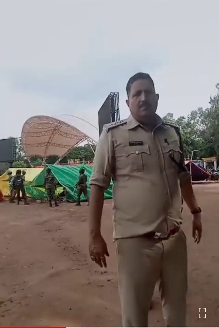 jhsahyakpolice's tweet photo. 👇🏿 ऐ है हटिया Dy sp प्रमोद कुमार मिश्रा जब सहायक पुलिस अपने बातों को रखने के मुख्यमंत्री आवास जा रहें थे तो श्रीमान कायराना पूर्वक अपने जवानों के साथ हम सभी का आशियाना और मैस के त्रिपाल फाड़ने, समान नष्ट करने में लगे थे और साथ ही साथ मैदान में बचें महिला पुलिसकर्मी के साथ अभद्रता के साथ पेस 
आ रहें थे। आप ��ी देख लीजिए माननीय मुख्यमंत्री @HemantSorenJMM जी ।
@JharkhandPolice