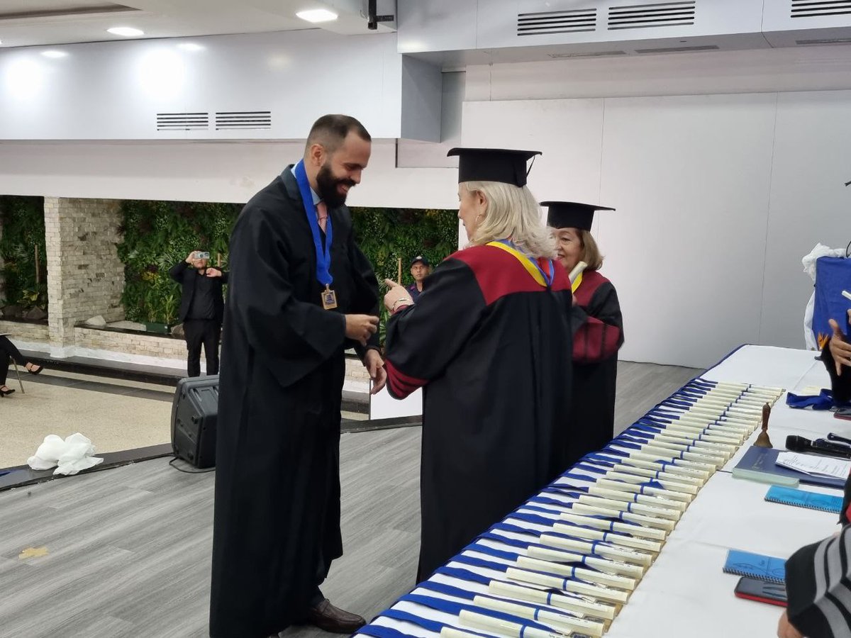 Uneginforma's tweet photo. Entre tantas emociones, los unegistas recibieron sus anhelados títulos por parte de la rectora María Elena Latuff, acompañada de la Secretaria de la Universidad, Leonarda Casanova. #UNEG #LALUZDEGUAYANA #ACTODEGRADO #PZO #17Jul https://t.co/4ViEOPYjxp