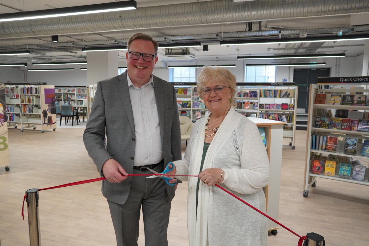 Best-selling #Gloucestershire novelist <a href="/KatieFforde/">Katie Fforde</a> cut the ribbon to formally open Stroud Library at its new location in the Five Valleys Shopping Centre. Read more here: orlo.uk/stroud_library… <a href="/gloslibs/">Gloucestershire Libraries 📚</a>