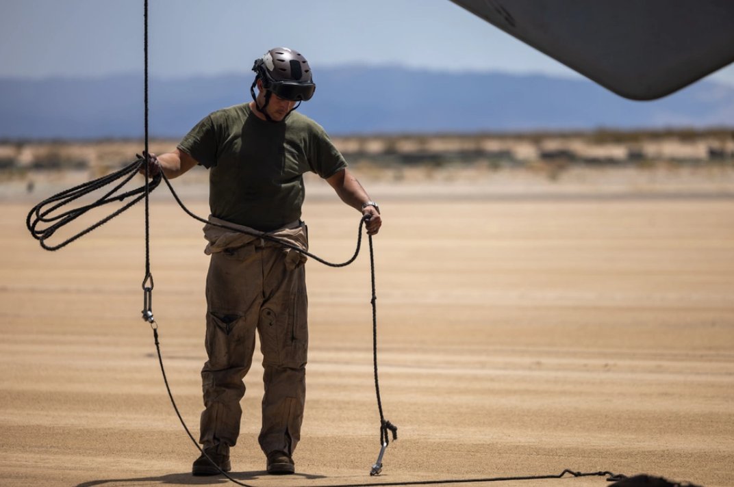 iimefmarines's tweet photo. Marines with Marine Heavy Helicopter Squadron 462 participate in Service Level Training Exercise (SLTE) 5-24 at Marine Corps Air-Ground Combat Center, Twentynine Palms, California. @USMC @2dMarDiv @DeptofDefense  #military #SLTE #MAGTF #exercise https://t.co/M7tgiQhJ8K