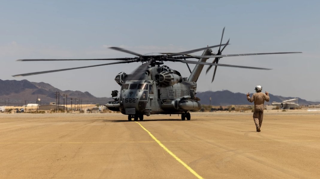 iimefmarines's tweet photo. Marines with Marine Heavy Helicopter Squadron 462 participate in Service Level Training Exercise (SLTE) 5-24 at Marine Corps Air-Ground Combat Center, Twentynine Palms, California. @USMC @2dMarDiv @DeptofDefense  #military #SLTE #MAGTF #exercise https://t.co/M7tgiQhJ8K