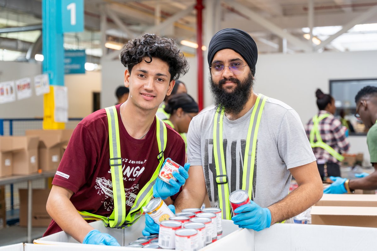 fleming_toronto's tweet photo. Our soccer team, the Phoenixes, lent a hand to the Daily Bread Food Bank. Thanks to our outstanding students, the organization can provide much-needed food relief to those in need. 
#StudyAbroad #FCT #FlemingcollegeToronto #Toronto #Students #StudyinToronto #Volunteer https://t.co/ZS0Wlc6FyZ