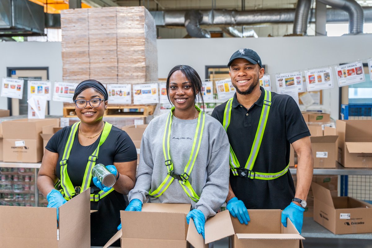 fleming_toronto's tweet photo. Our soccer team, the Phoenixes, lent a hand to the Daily Bread Food Bank. Thanks to our outstanding students, the organization can provide much-needed food relief to those in need. 
#StudyAbroad #FCT #FlemingcollegeToronto #Toronto #Students #StudyinToronto #Volunteer https://t.co/ZS0Wlc6FyZ