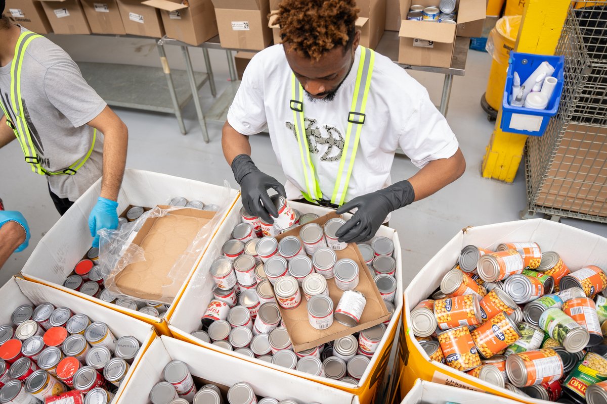 fleming_toronto's tweet photo. Our soccer team, the Phoenixes, lent a hand to the Daily Bread Food Bank. Thanks to our outstanding students, the organization can provide much-needed food relief to those in need. 
#StudyAbroad #FCT #FlemingcollegeToronto #Toronto #Students #StudyinToronto #Volunteer https://t.co/ZS0Wlc6FyZ