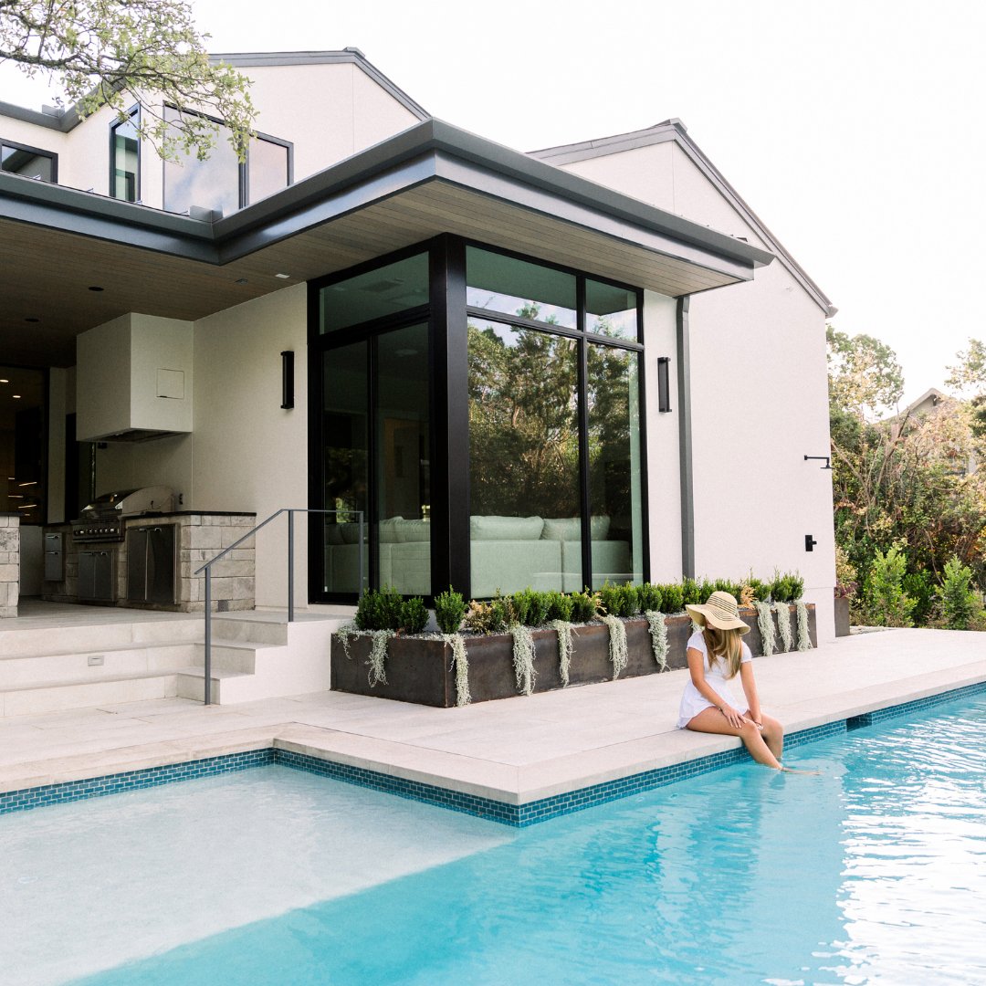 RAMwindowsdoors's tweet photo. ✨ Step into this peaceful transitional home by @JennyWalkerWestlake of Austin Mod Homes. Featuring large RAM picture windows, a pivot door, and casement windows, this home boasts light around every corner! 🤩
.
https://t.co/kBZ9bsu2qW https://t.co/dkyGRaWYvH