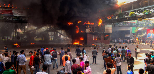 La police interdit les manifestations étudiantes pour l'accès aux emplois publics après des affrontements. #Répression #France