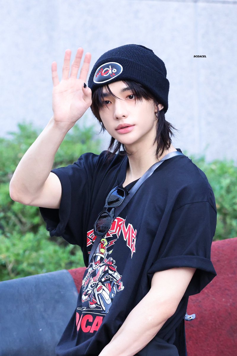 sceacel's tweet photo. 240719 HQ

#현진 #Hyunjin #HYUNJINxVersace
#StrayKids #스트레이키즈 #ヒョンジン https://t.co/8sPOtm4qNS