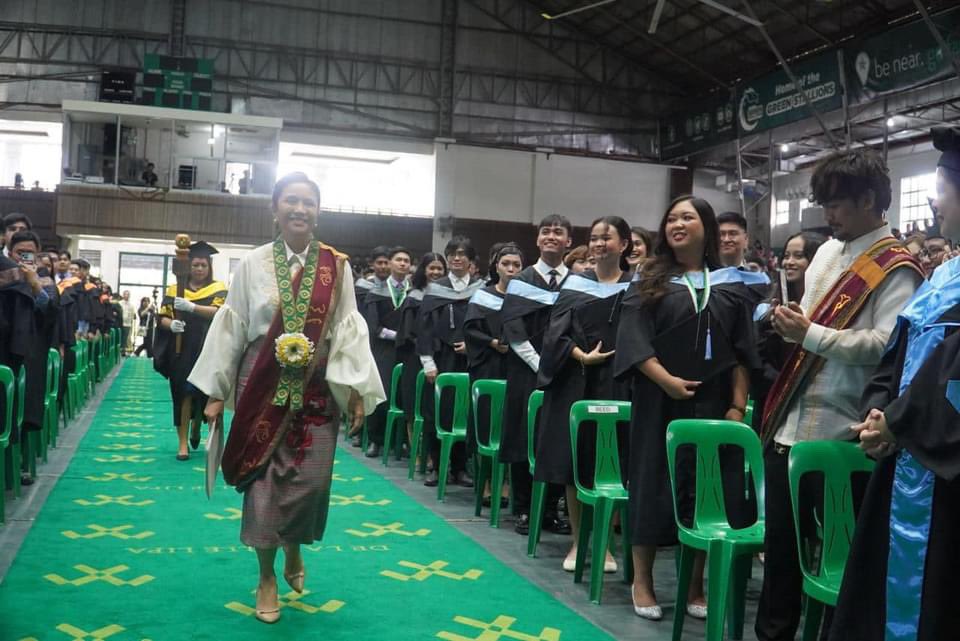 samurayow's tweet photo. Huhu Madam Leni as commencement speaker on my alma mater. The joy on the graduates’ faces tho 💖💗 https://t.co/rhCvaRTAqo