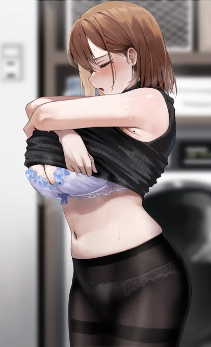 OLちゃん 「(汗で脱ぎにくい…)」