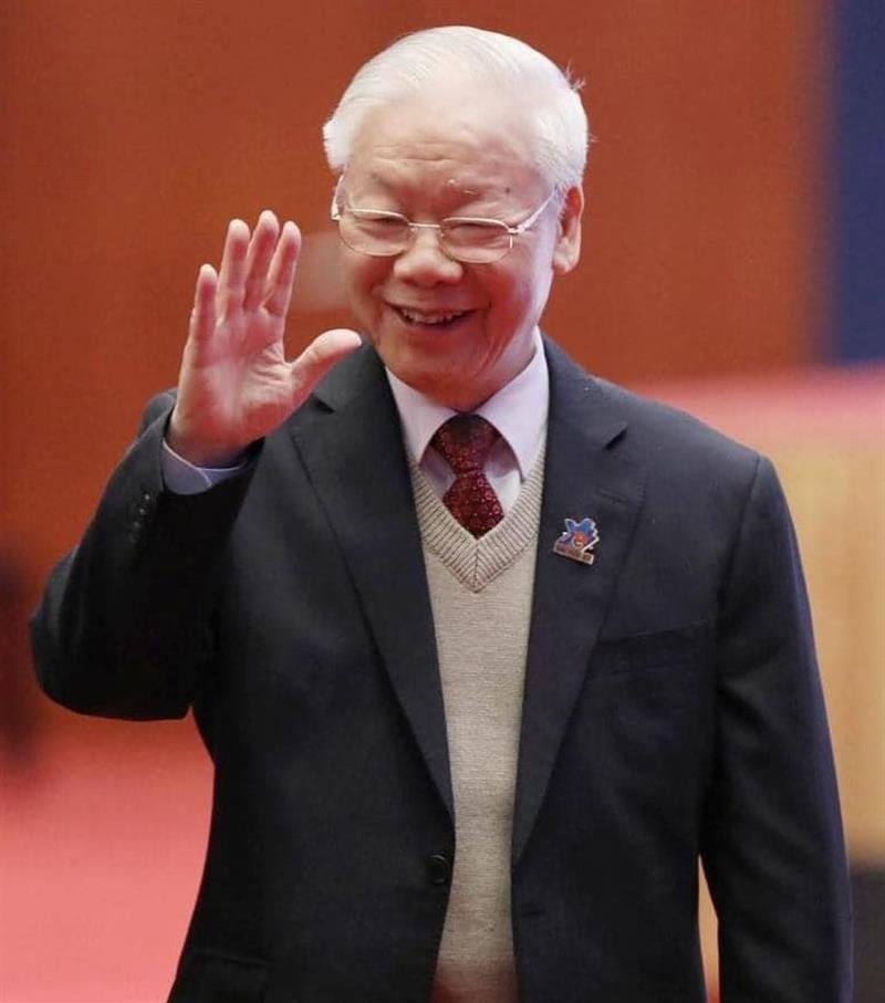 emilyyvuong's tweet photo. Dẫu biết đời người là hữu hạn, sinh lão bệnh tử là quy luật, vẫn không khỏi đau buồn khi nghe tin dữ. Những di sản của bác để lại, dân tộc sẽ không quên. 

Những kẻ chán ghét, chống đối chế độ đến thế nào cũng phải dành sự tôn trọng cho bác. Trong hơn 10 năm thực hiện công cuộc đốt lò, bao nhiêu khúc củi quyền trao chức trọng hay nói đạo lý cũng phải hầu tòa. Quyền lực hay vật chất có là gì nữa với một ông cụ 80 tuổi đã ngã bệnh nhiều lần, có chăng chỉ là sự tử tế với khát vọng mãnh liệt, mong dân tộc có thể sớm ngửa mặt với toàn cầu.

Dù tương lai ai là người lên điều hành, đất nước có trải qua bao nhiêu cuộc thăng trầm đi nữa, bác vẫn luôn là một trong những người có ảnh hưởng nhất đến lịch sử Việt Nam - Người đốt lò vĩ đại.