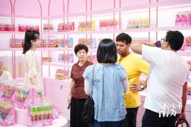 lovechaozhou's tweet photo. On July 18th, the three-day 2nd China Guangdong (#Chaozhou) #Specialty Food Industry Conference concluded successfully, attracting over 230,000 visitors.🎉 By the afternoon of July 18th, intended orders worth approximately 13.2 billion RMB have been reached at the Conference.  🤩Chaozhou's diverse and novel #snacks and #candies🍬 drew buyers from Saudi Arabia, Kazakhstan, Kyrgyzstan, Canada, and other countries, most of which have reached fruitful achievements.