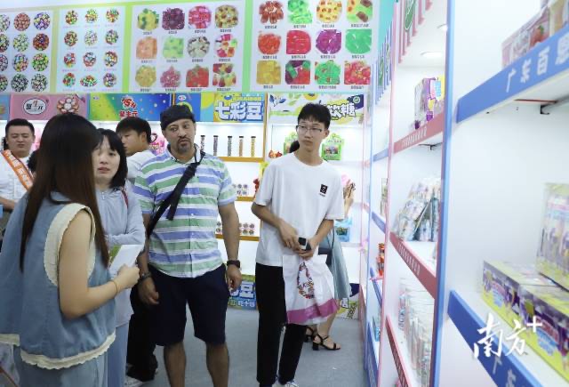 lovechaozhou's tweet photo. On July 18th, the three-day 2nd China Guangdong (#Chaozhou) #Specialty Food Industry Conference concluded successfully, attracting over 230,000 visitors.🎉 By the afternoon of July 18th, intended orders worth approximately 13.2 billion RMB have been reached at the Conference.  🤩Chaozhou's diverse and novel #snacks and #candies🍬 drew buyers from Saudi Arabia, Kazakhstan, Kyrgyzstan, Canada, and other countries, most of which have reached fruitful achievements.