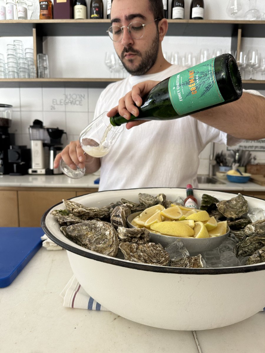 Torva's tweet image. לצערי אני לא סובל אויסטרים, לא משנה כמה אני מנסה. אבל זאת חתיכת אסתטיקה ממכרת אז שמתי אויסטרים ומבעבע בבוסר היום. אל תבואו.