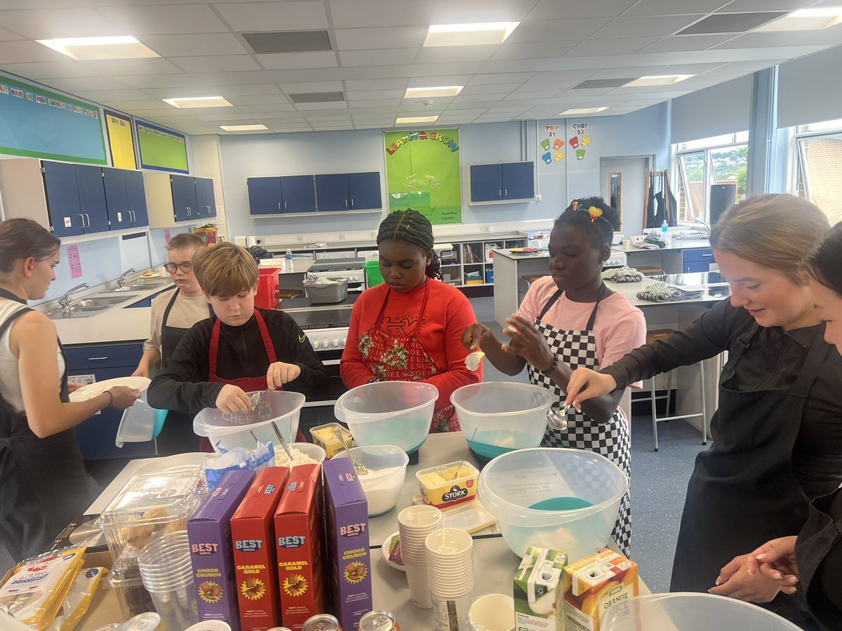 MarkKingRCF's tweet image. 🗓️DAY 9🗓️
KSS PARTNERS SUMMER PROGRAM 

Hot breakfast ✅
Baking Cupcakes &amp;amp; Brownies 🧁🍫
McDonald’s for lunch 🍔🍟

@KnightswoodSec 
@RFC_Charity 
@Mollie_FARE 
@FARE_Scotland 
@GlasgowNWPolice 
@jamie57539237 
@KSS_Partners