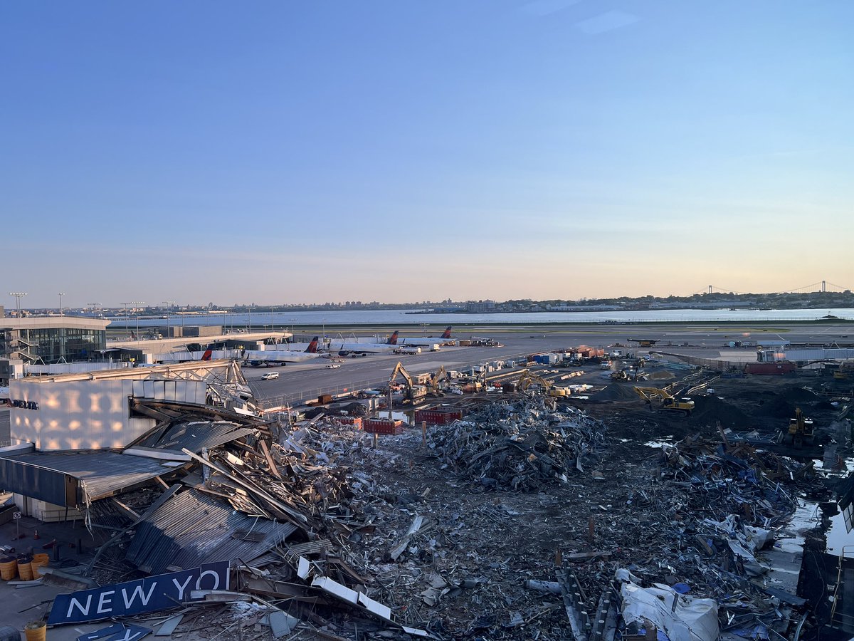 This photo perfectly captures how it feels at LGA this morning <a href="/Delta/">Delta</a> #Groundstop