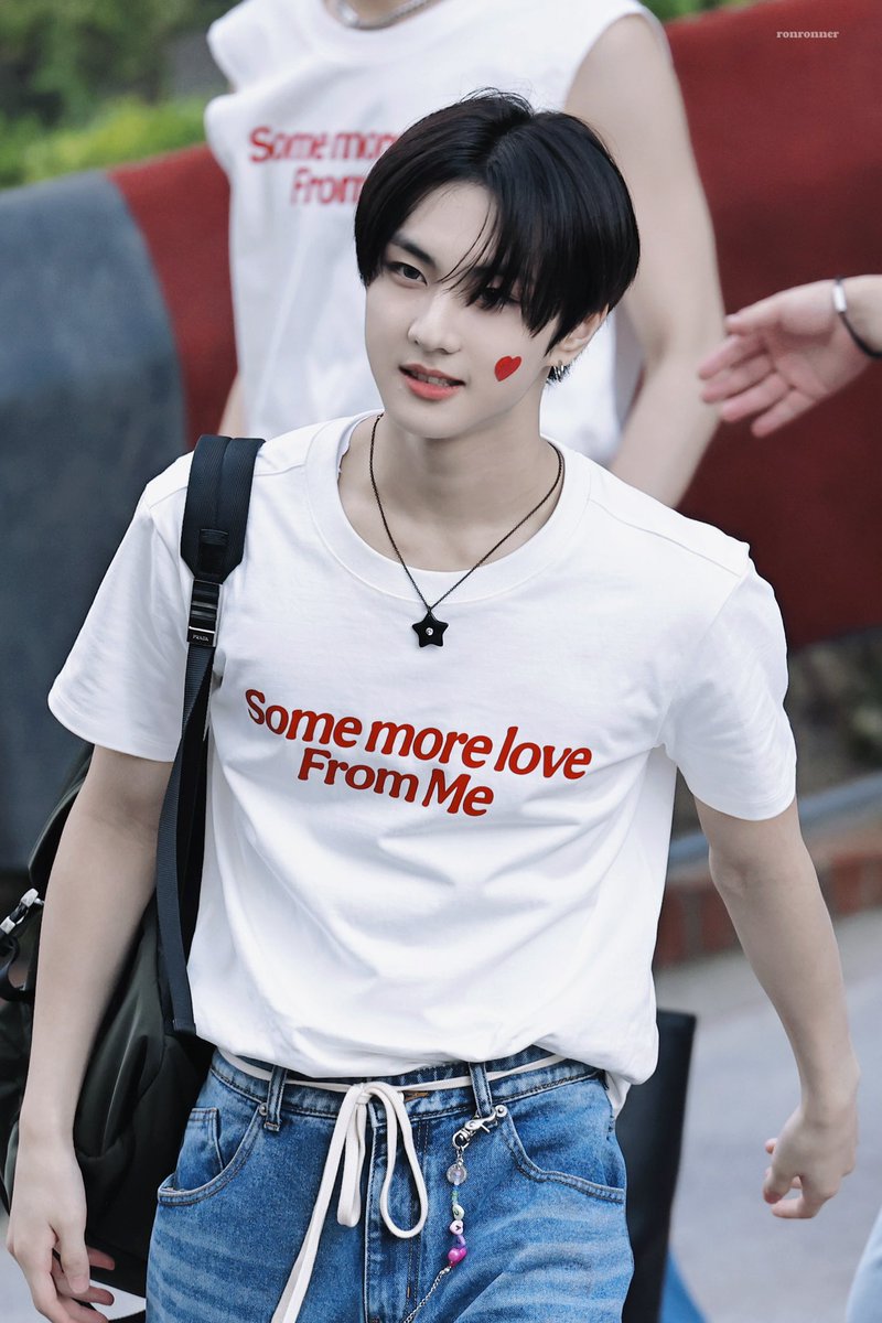 J0209WON's tweet photo. jungwon trouser's chain saying "CAT💓" plss this is so cute his stylist serious abt the jungcat agenda https://t.co/bbev6UtTT3