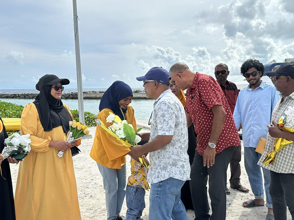 DhonbileyAhmed's tweet photo. ބިލެތްދޫ ކައުންސިލް ރައީސްގެ ބައި-އިލެކްޝަންގައި ވާދަކުރާ އެމްޑީޕީގެ ކެންޑިޑޭޓް ޝާއިލް މާހިރުގެ ކެމްޕެއިނަށް ކުރީގެ ނައިބު ރައީސް ފައިޞަލް ނަސީމާ އެކު ބިލެތްދޫ އަށް އައުމުން ވިދާޅުވި ހޫނު މަރުޙަބާ އަށް ޝުކުރު ދަންނަވަން. 

#MDP #VoteForShaail https://t.co/GTDF5giHnC