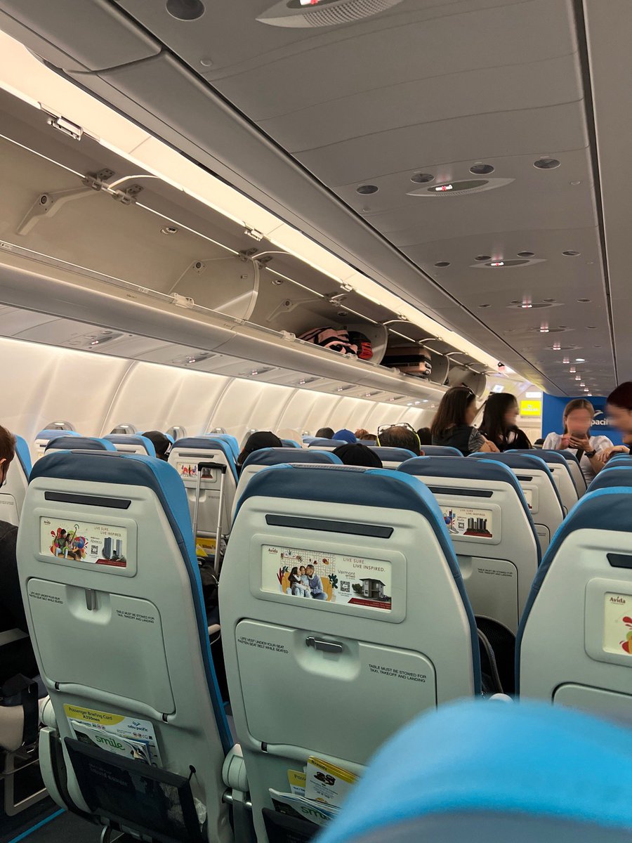 ayumaxpart2's tweet photo. 今まさに飛行機のシステム障害に巻き込まれています😭😭😭機内から出られない。 https://t.co/4zMmOvyKwK
