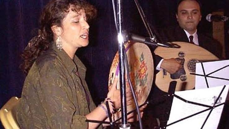 Brenna ablanın bizim mahallenin yarısından iyi türkçesi olması bir yana, soğuk, mankafalı bir memleketten çıkıp Balkan işve ve raksperestliğine sahip olması hayranlık verici ve şakasız tüylerimi ürpertiyor. Ömrü kutlu olsun Brenna ablanın...