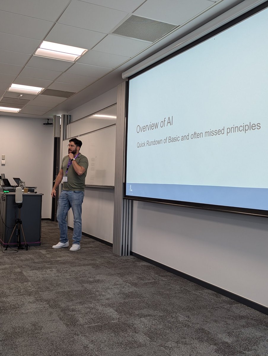BmvaCvss's tweet photo. Dr Oscar Mendez @OscarMendezM delivered a talk on "Deep Learning for Computer Vision and Robotics" in the 27th BMVA Computer Vision Summer School in Durham University. https://t.co/QcRGm5Gceg
