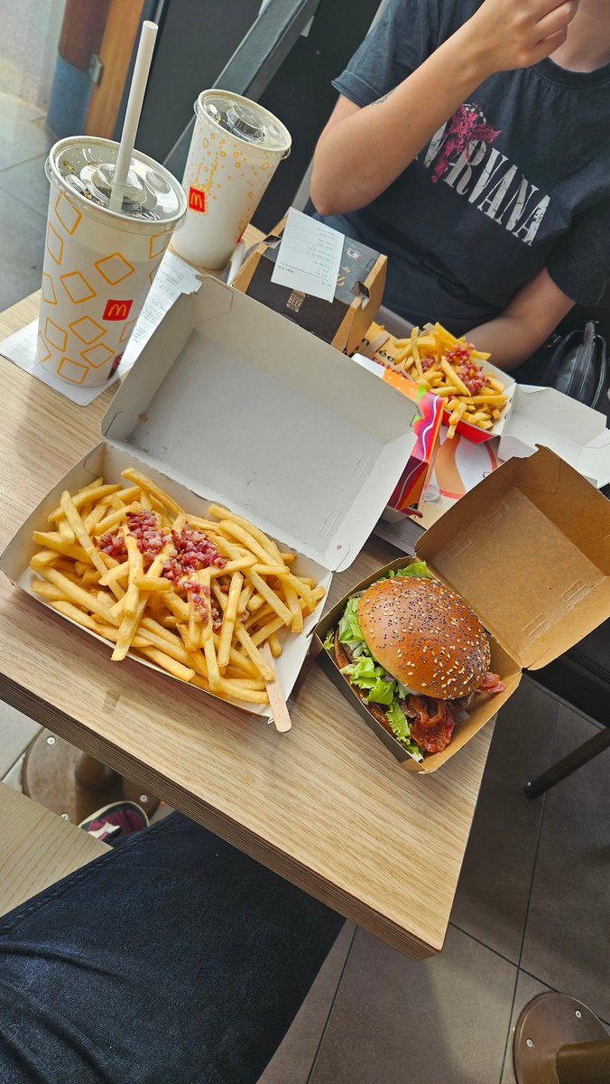 maximesevenster's tweet photo. @McDonaldsFrance, peut-être devrions-nous prendre exemple sur nos voisins belges pour les quantités quand on commande une grande frite avec cheddar et bacon ?

Ça justifierait davantage le prix 😅 https://t.co/kl927vGpnQ