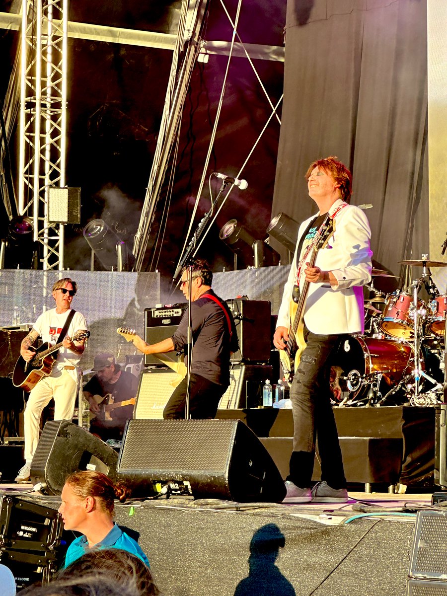 Two of my fave bands <a href="/Manics/">Manic Street Preachers</a> and <a href="/suedeHQ/">Suede HQ</a> came together last night for an amazing gig at <a href="/Yourallypally/">Alexandra Palace</a>! Manics were ace and Suede were on fire! My love for Brett is still strong 🖤 Tempted to get resale tix to see them again in Margate tonight… #Suede #ManicStreetPreachers