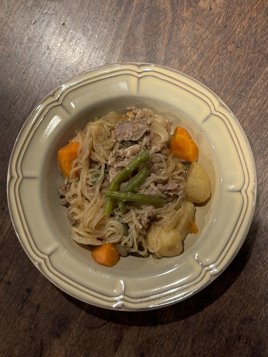 AYUTO_official's tweet photo. 一人暮らし結局お弁当買った方が安いと思うのよ。前作った肉じゃが🥔
楽して生きよ。って事で今週もお疲れ様でした！ https://t.co/0BTGq0xWt4