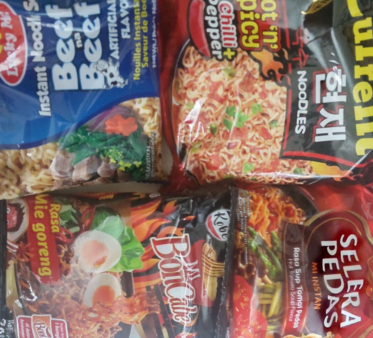 okamura_aiaiai's tweet photo. 右上の🇰🇷のにしました
思ったより辛かった
辛さで美味しいか分からなかった(´>∀<`)ゝ
卵さえない冷蔵庫・・・w
#MidnightSeries
#MoonlightChicken
#EarthMix
を見始めた🇹🇭
#タイ底なし沼 https://t.co/5rH3W3pUEq