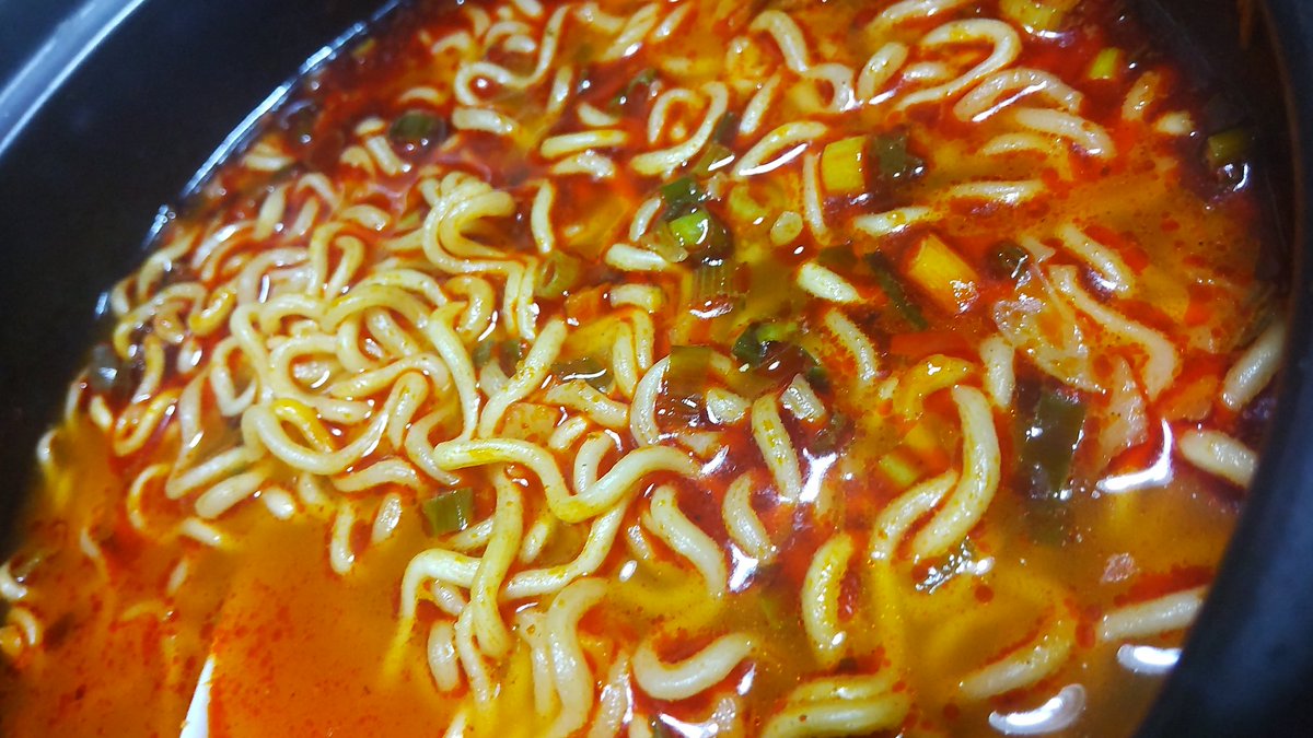 okamura_aiaiai's tweet photo. 右上の🇰🇷のにしました
思ったより辛かった
辛さで美味しいか分からなかった(´>∀<`)ゝ
卵さえない冷蔵庫・・・w
#MidnightSeries
#MoonlightChicken
#EarthMix
を見始めた🇹🇭
#タイ底なし沼 https://t.co/5rH3W3pUEq