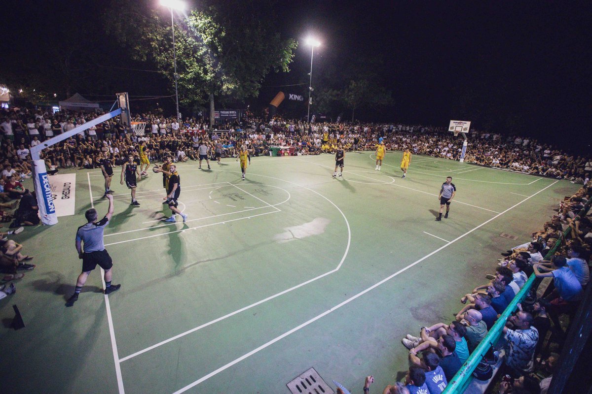 parallelecinico's tweet photo. Ieri c'è stata la finale del "Torneo Giardini Margherita" che da 42 anni si disputa in un parco a Bologna. In campo non c'era nessun giocatore di Serie A o A2. C'erano però 4000 spettatori attorno al campo e 65.000 collegati in streaming online.
Sì, è qualcosa di unico al mondo. https://t.co/dzBx0qG2kd