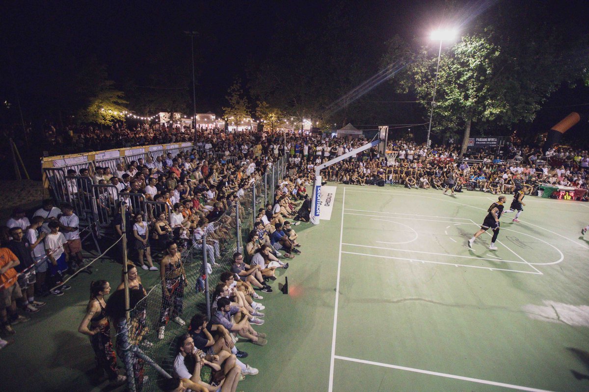 parallelecinico's tweet photo. Ieri c'è stata la finale del "Torneo Giardini Margherita" che da 42 anni si disputa in un parco a Bologna. In campo non c'era nessun giocatore di Serie A o A2. C'erano però 4000 spettatori attorno al campo e 65.000 collegati in streaming online.
Sì, è qualcosa di unico al mondo. https://t.co/dzBx0qG2kd