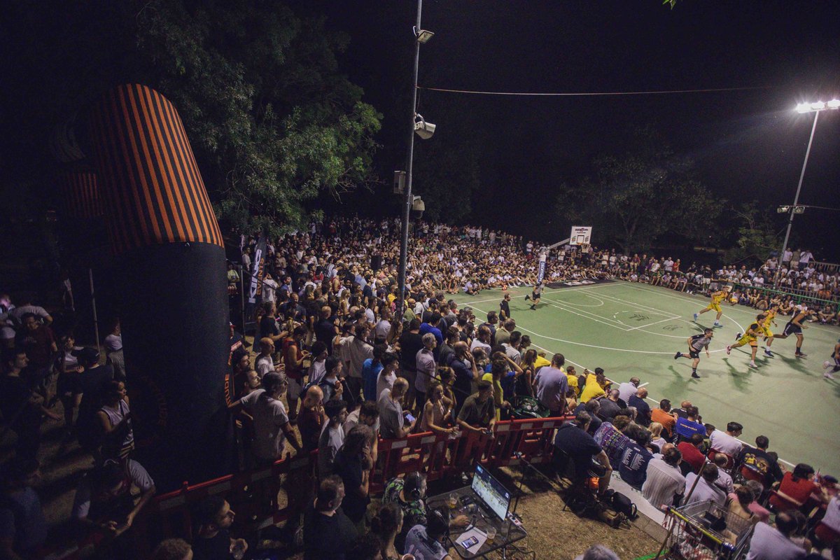 parallelecinico's tweet photo. Ieri c'è stata la finale del "Torneo Giardini Margherita" che da 42 anni si disputa in un parco a Bologna. In campo non c'era nessun giocatore di Serie A o A2. C'erano però 4000 spettatori attorno al campo e 65.000 collegati in streaming online.
Sì, è qualcosa di unico al mondo. https://t.co/dzBx0qG2kd